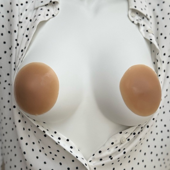 Seamless Nude Silicone Reusable Nipple Covers (Caramel Brown) - Picture 3 of 9